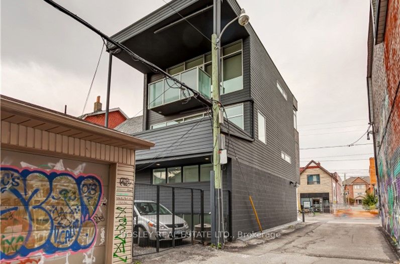 899 Dundas Street W