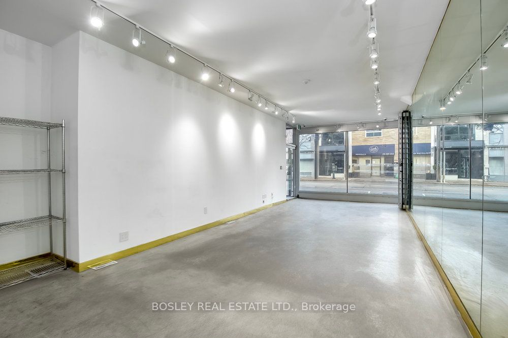 899 Dundas Street W