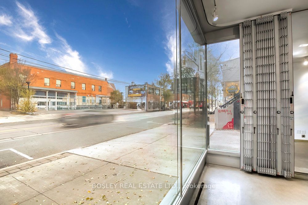 899 Dundas Street W
