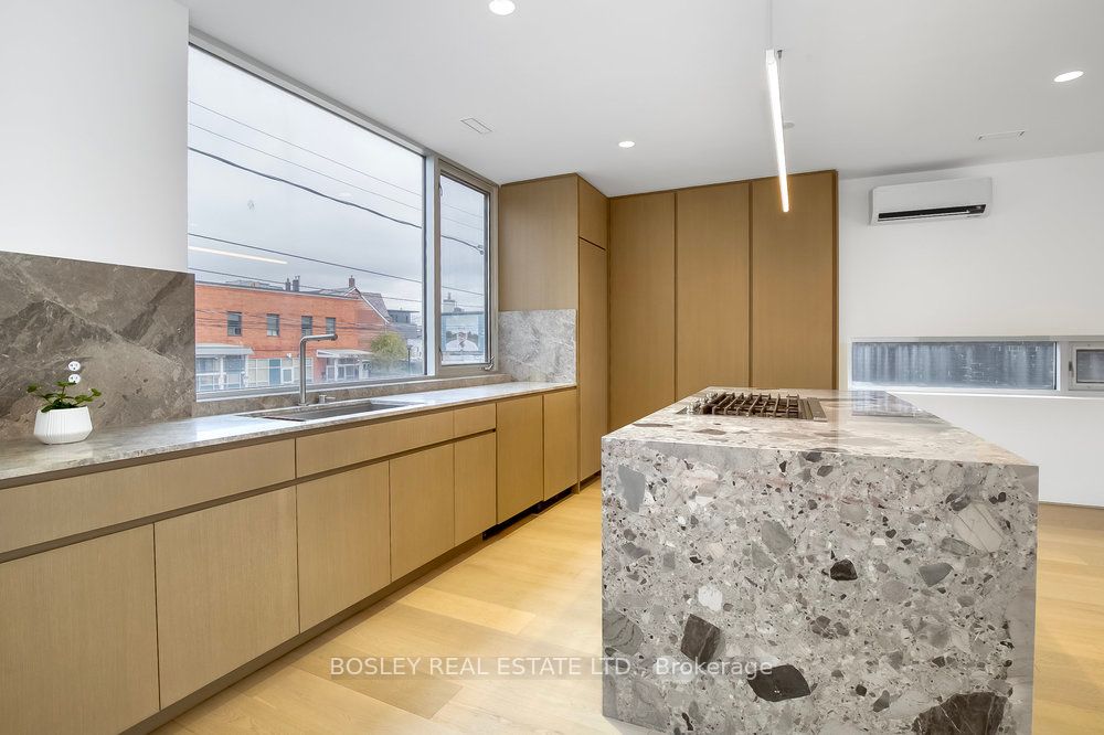 899 Dundas Street W