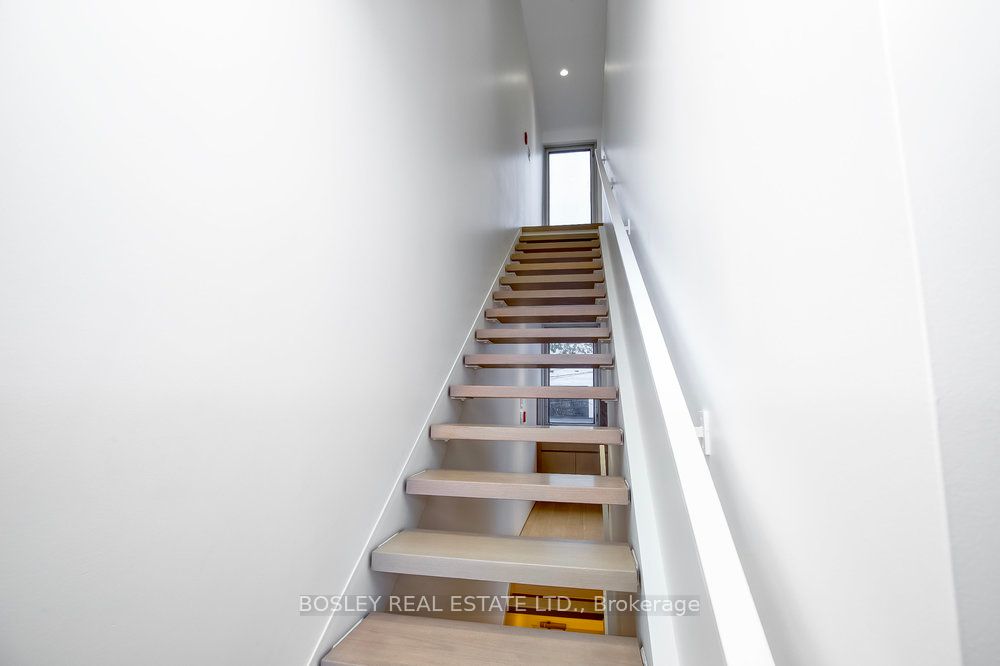 899 Dundas Street W