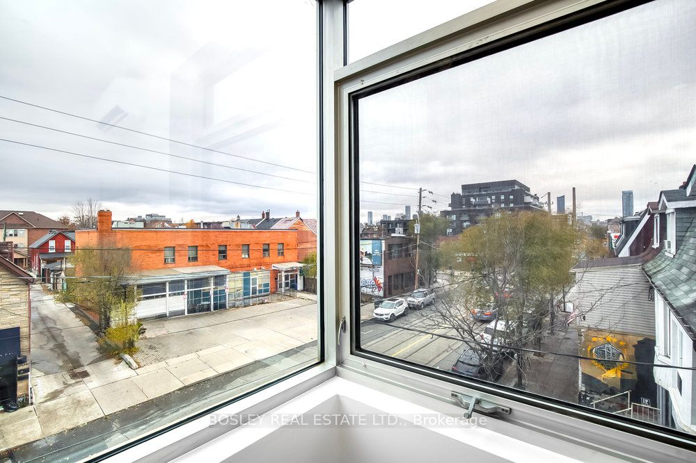 899 Dundas Street W