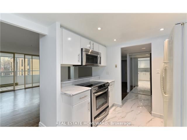 71 Charles St E, #302