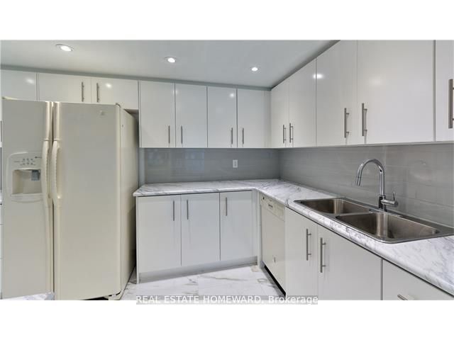 71 Charles St E, #302