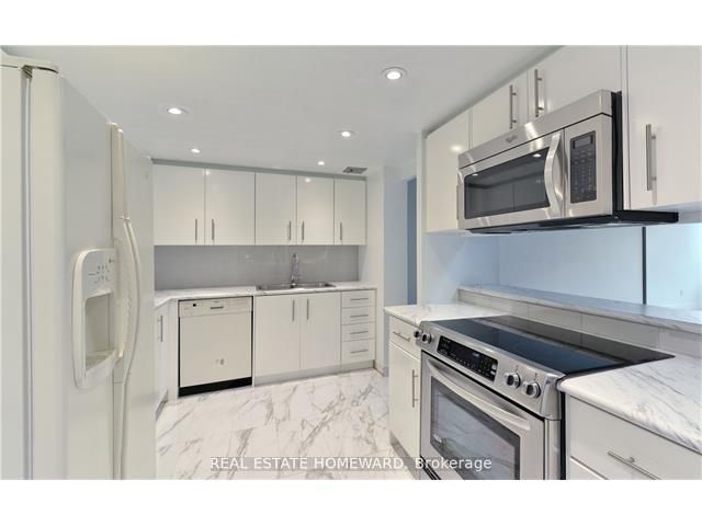 71 Charles St E, #302