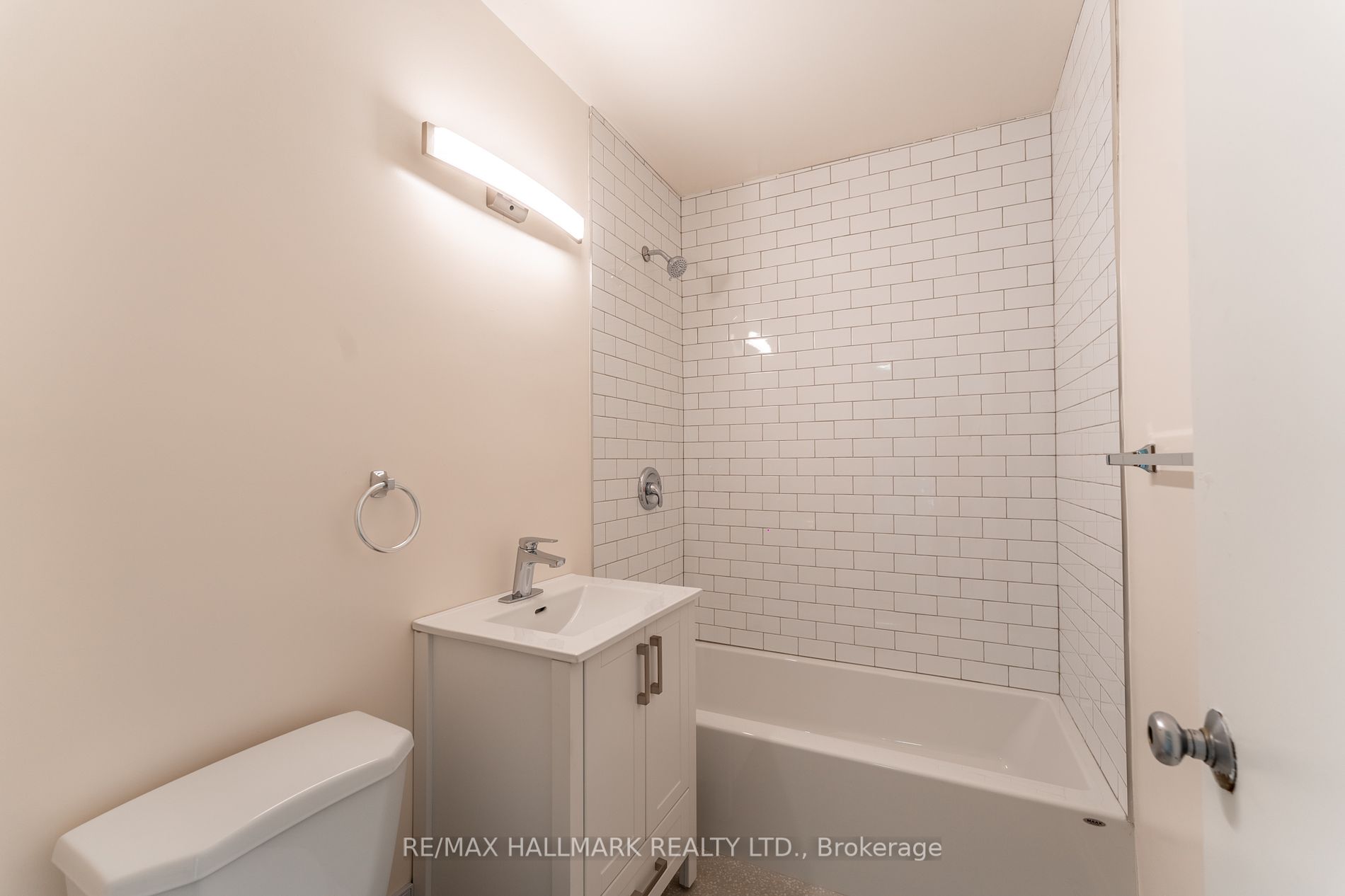 660 Eglinton Ave, #408