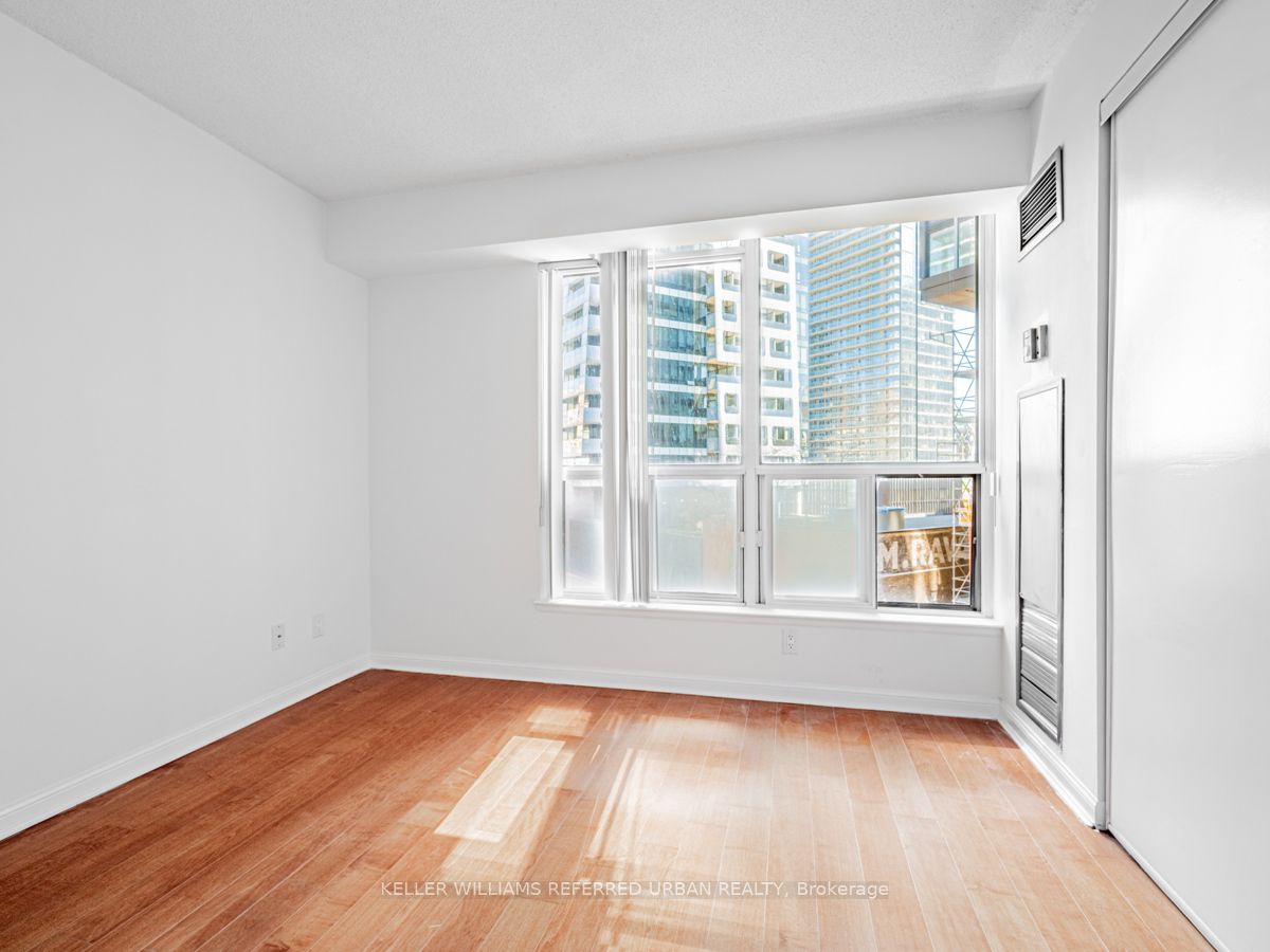 24 Wellesley St W, #911