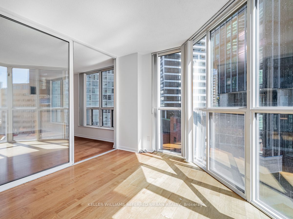 24 Wellesley St W, #911