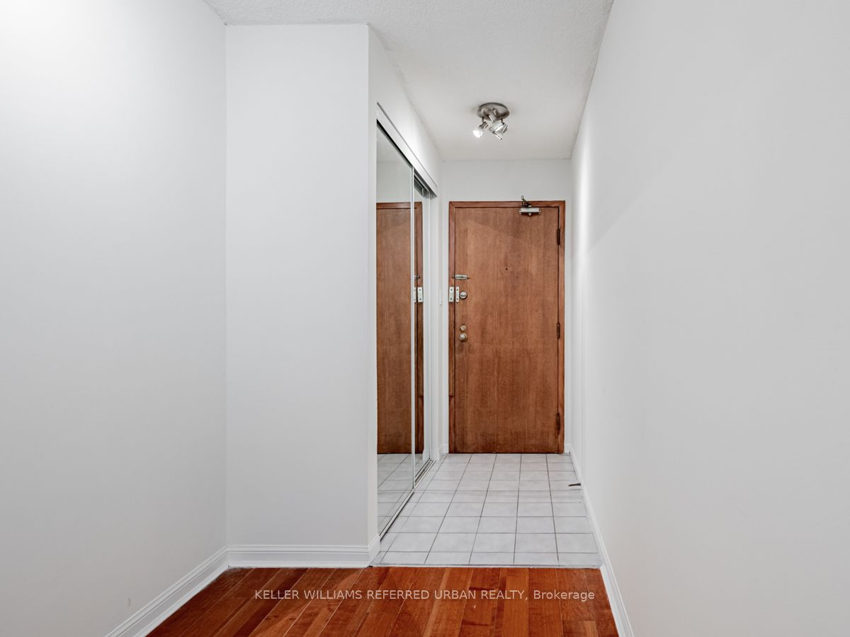 24 Wellesley St W, #911