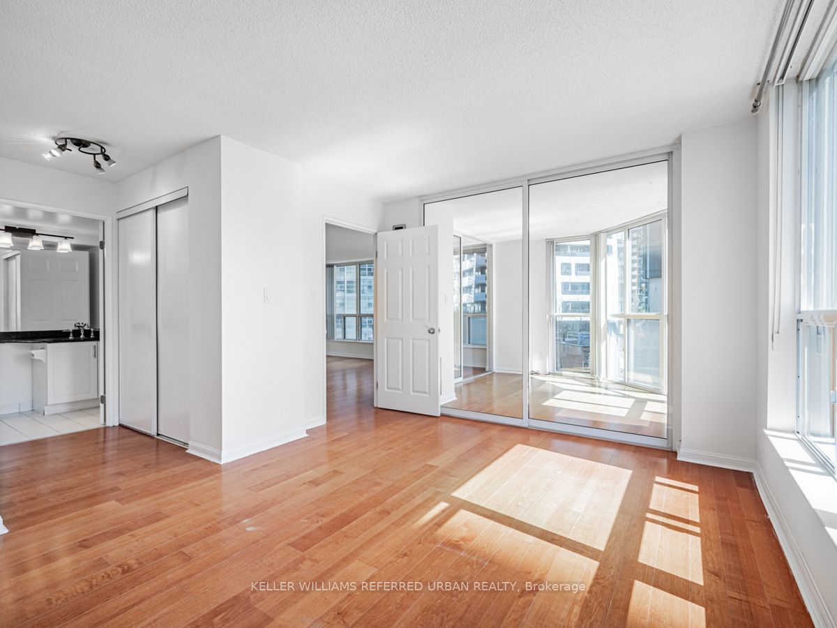 24 Wellesley St W, #911