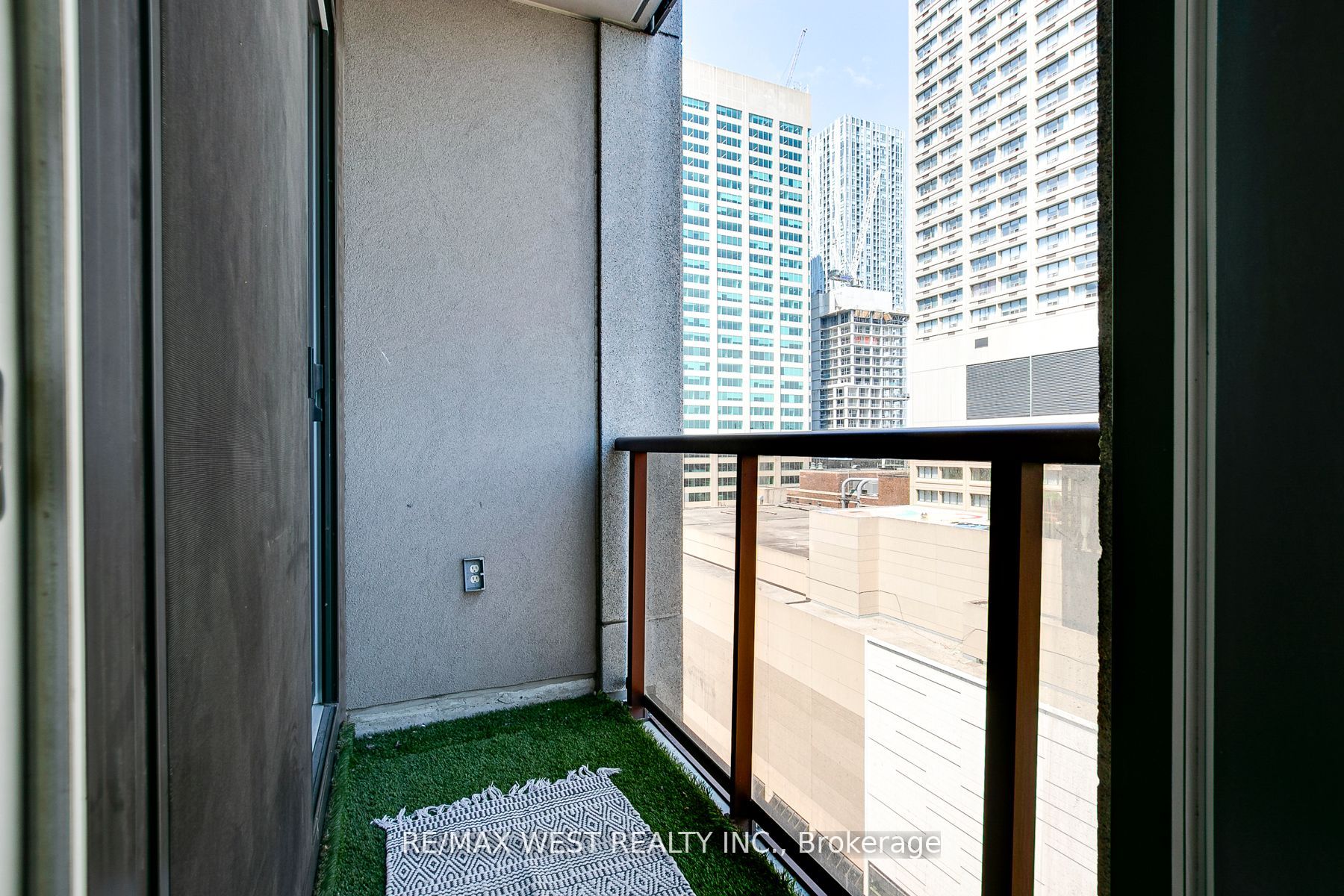 85 Bloor Street E, #1503
