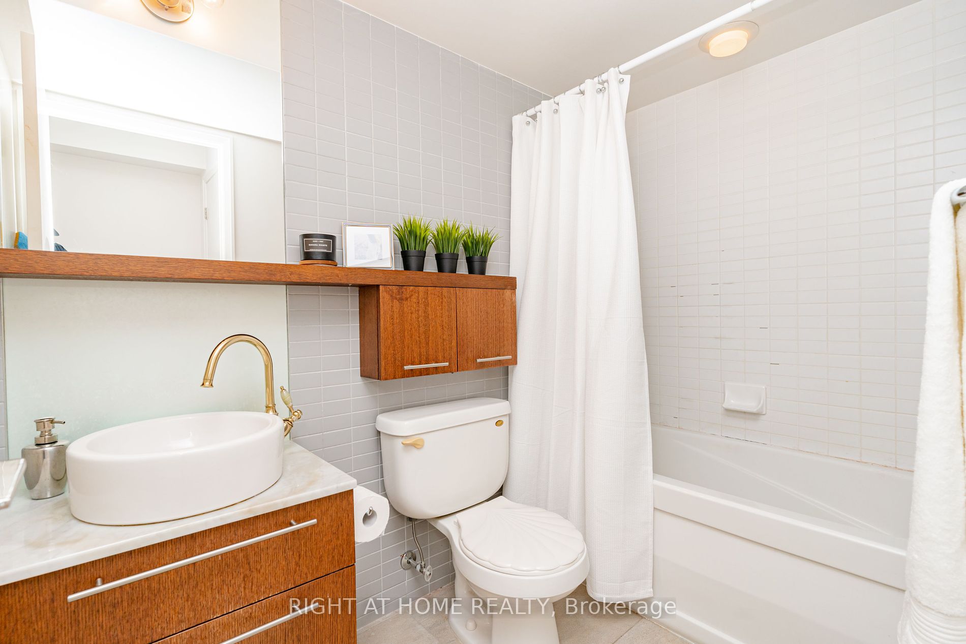 21 Carlton St, #1010