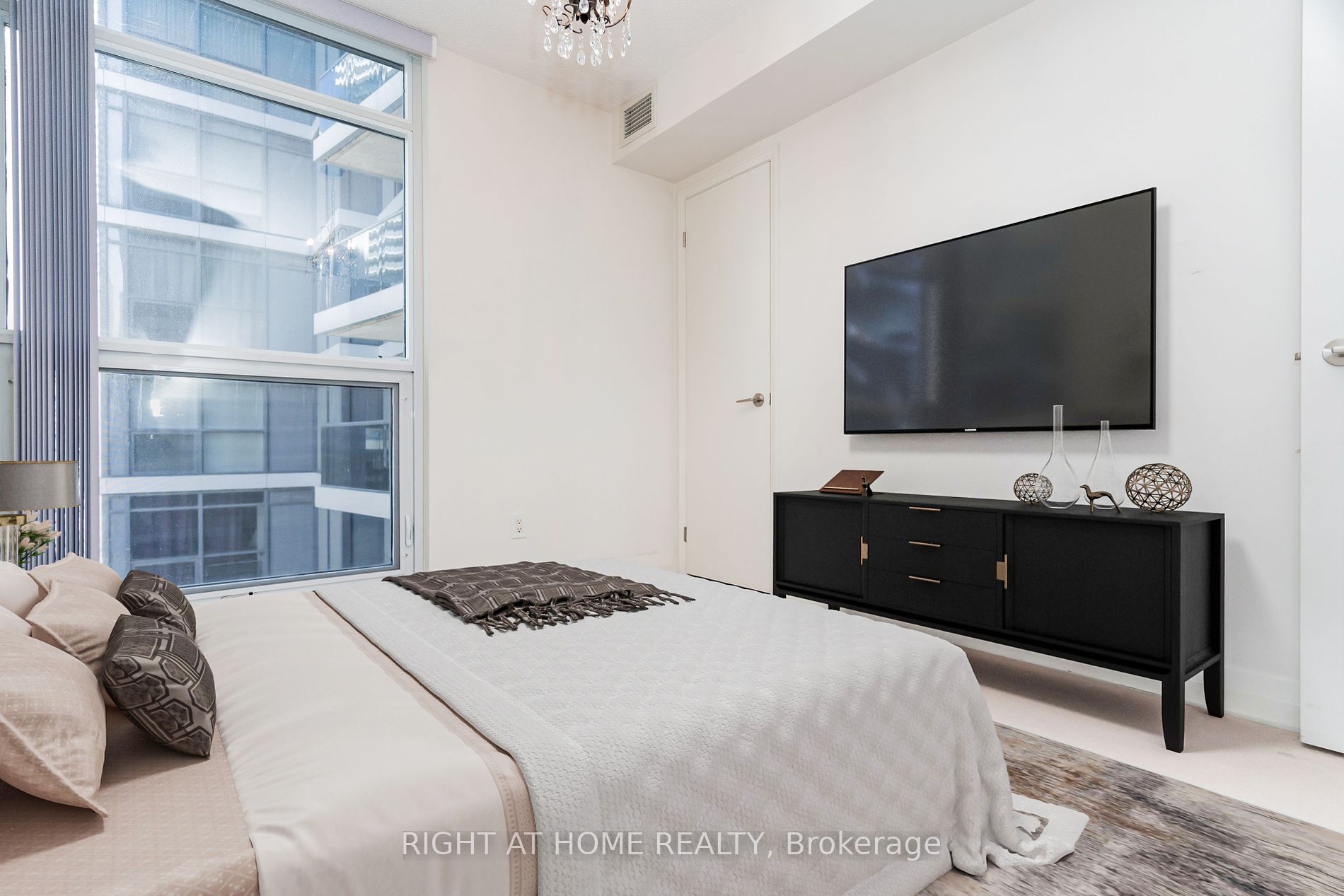 21 Carlton St, #1010