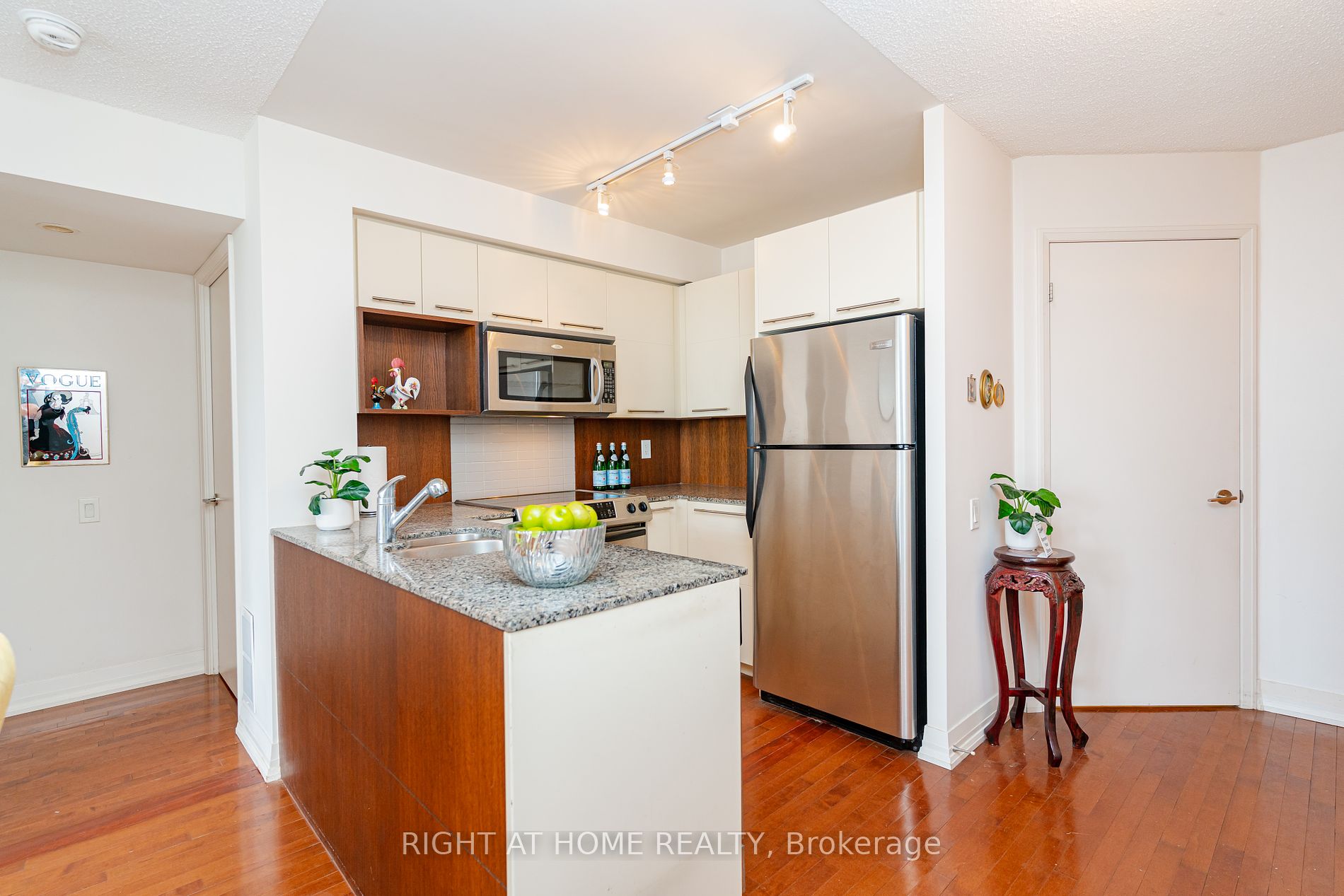 21 Carlton St, #1010