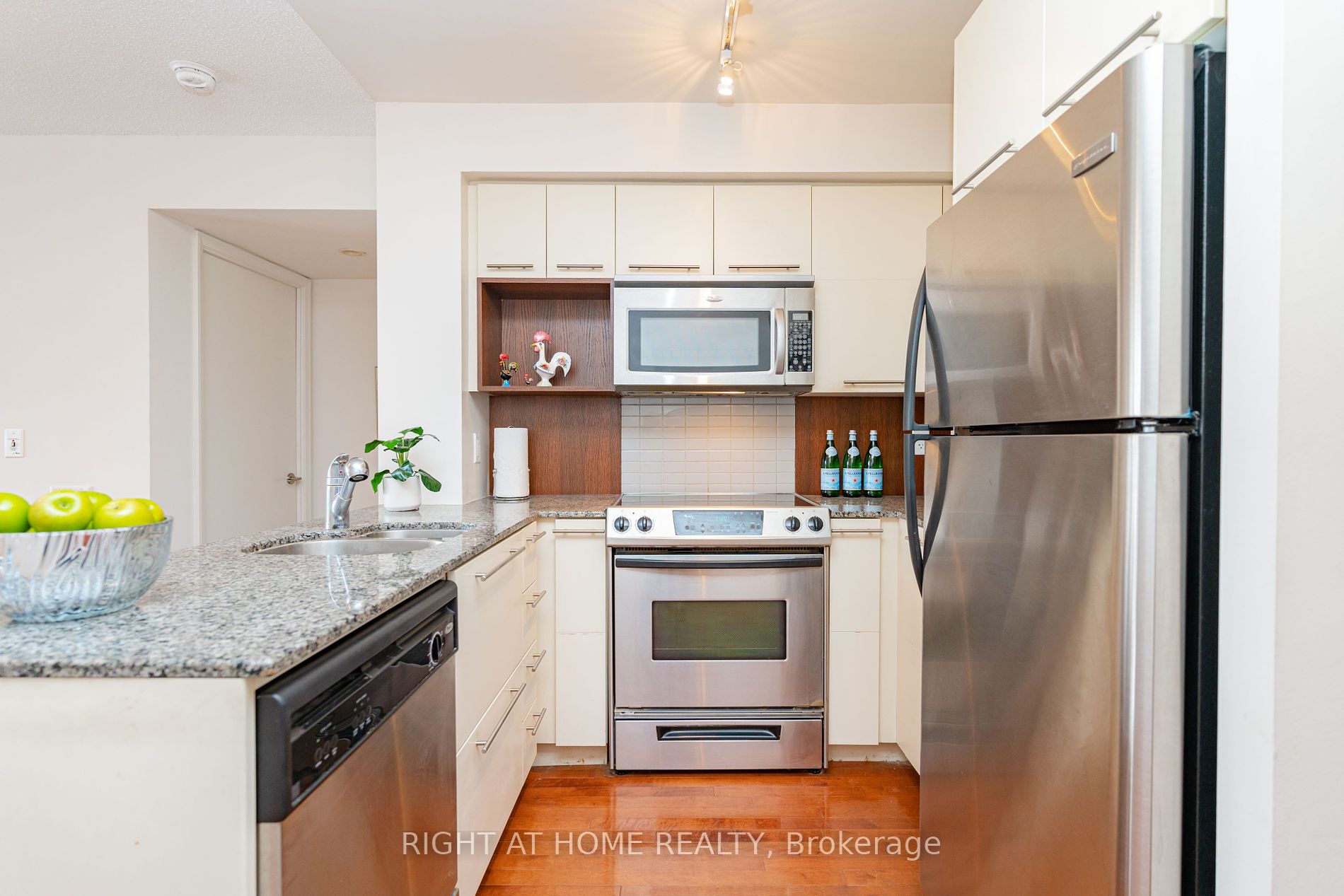 21 Carlton St, #1010