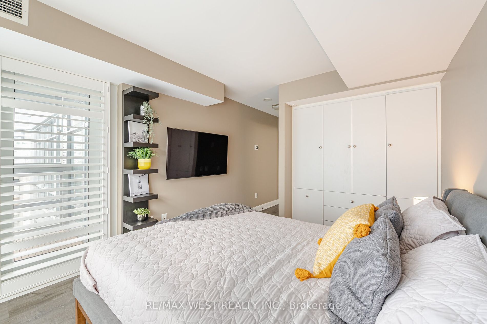 2181 Yonge St, #1811