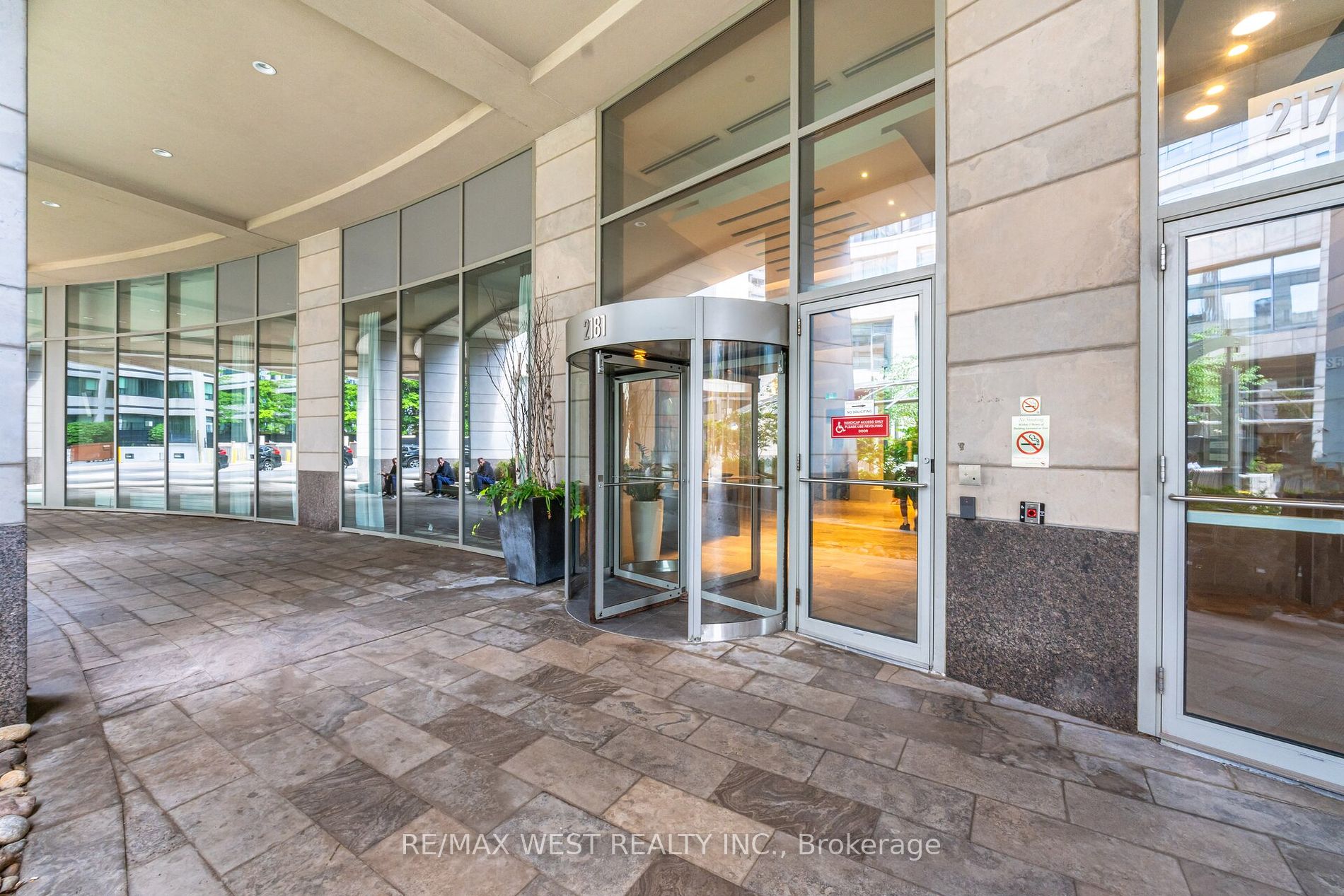 2181 Yonge St, #1811