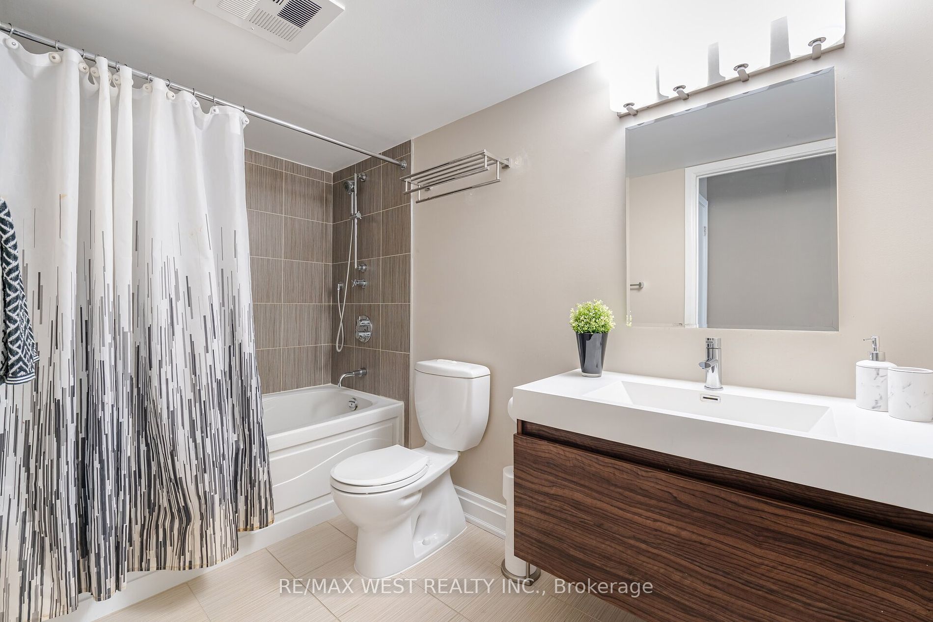 2181 Yonge St, #1811