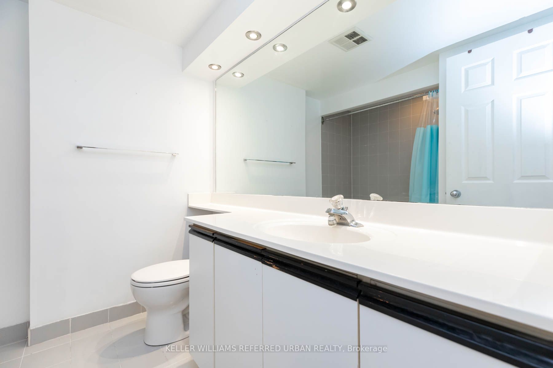 99 Harbour Sq, #3303
