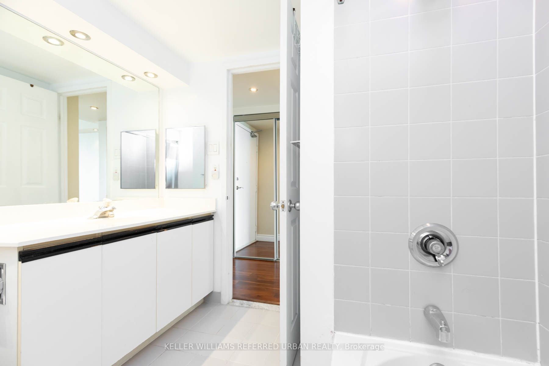 99 Harbour Sq, #3303