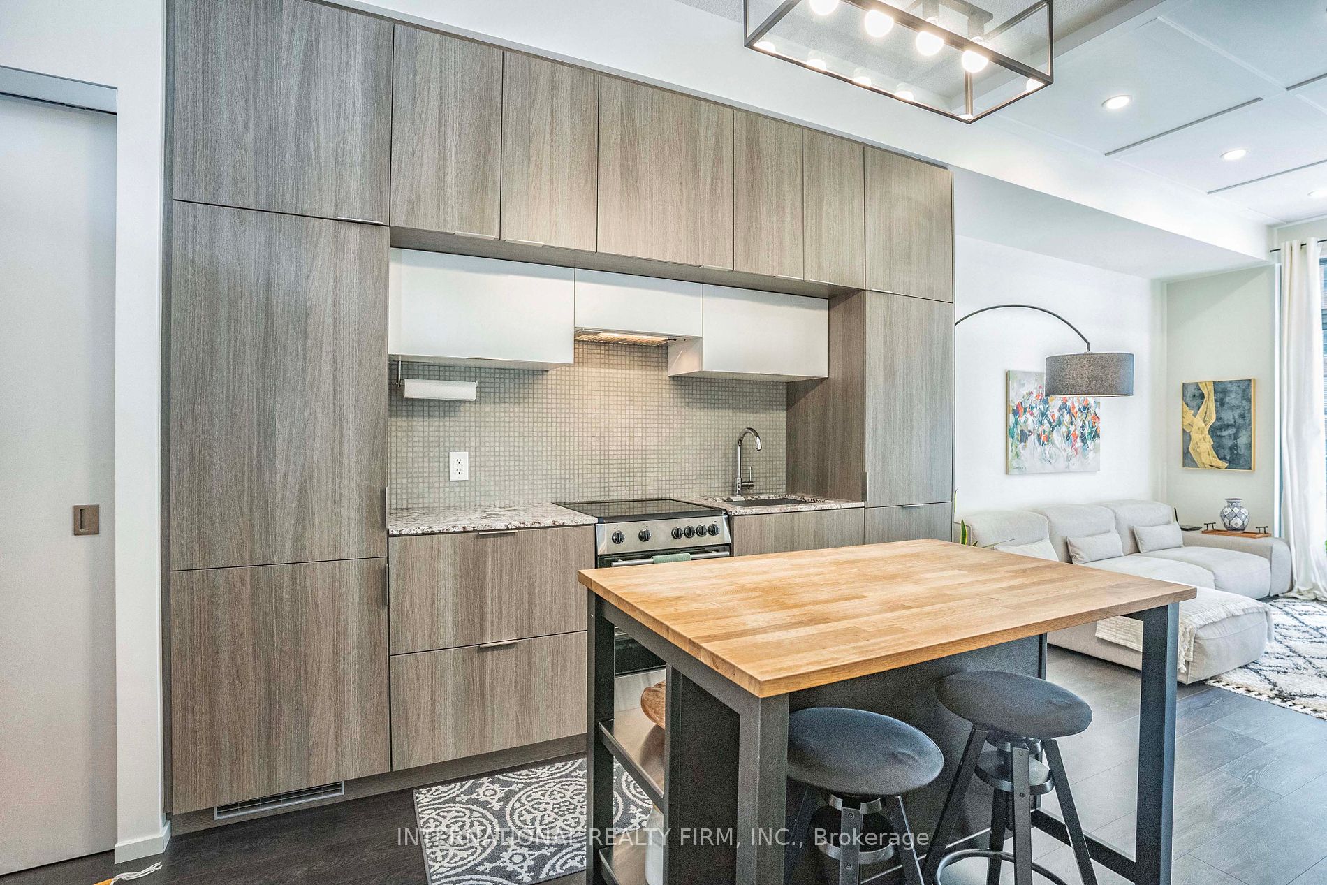 159 Dundas St E, #403