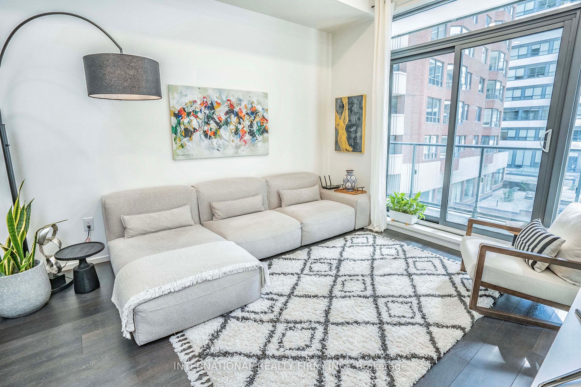 159 Dundas St E, #403