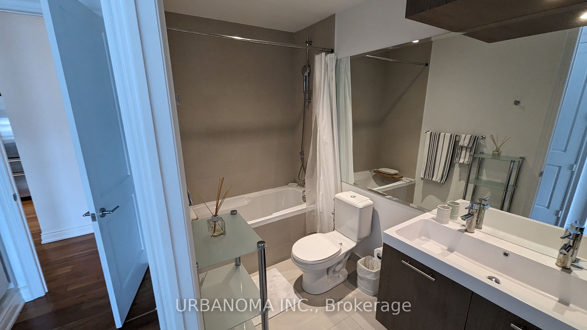 388 Yonge St W, #6116