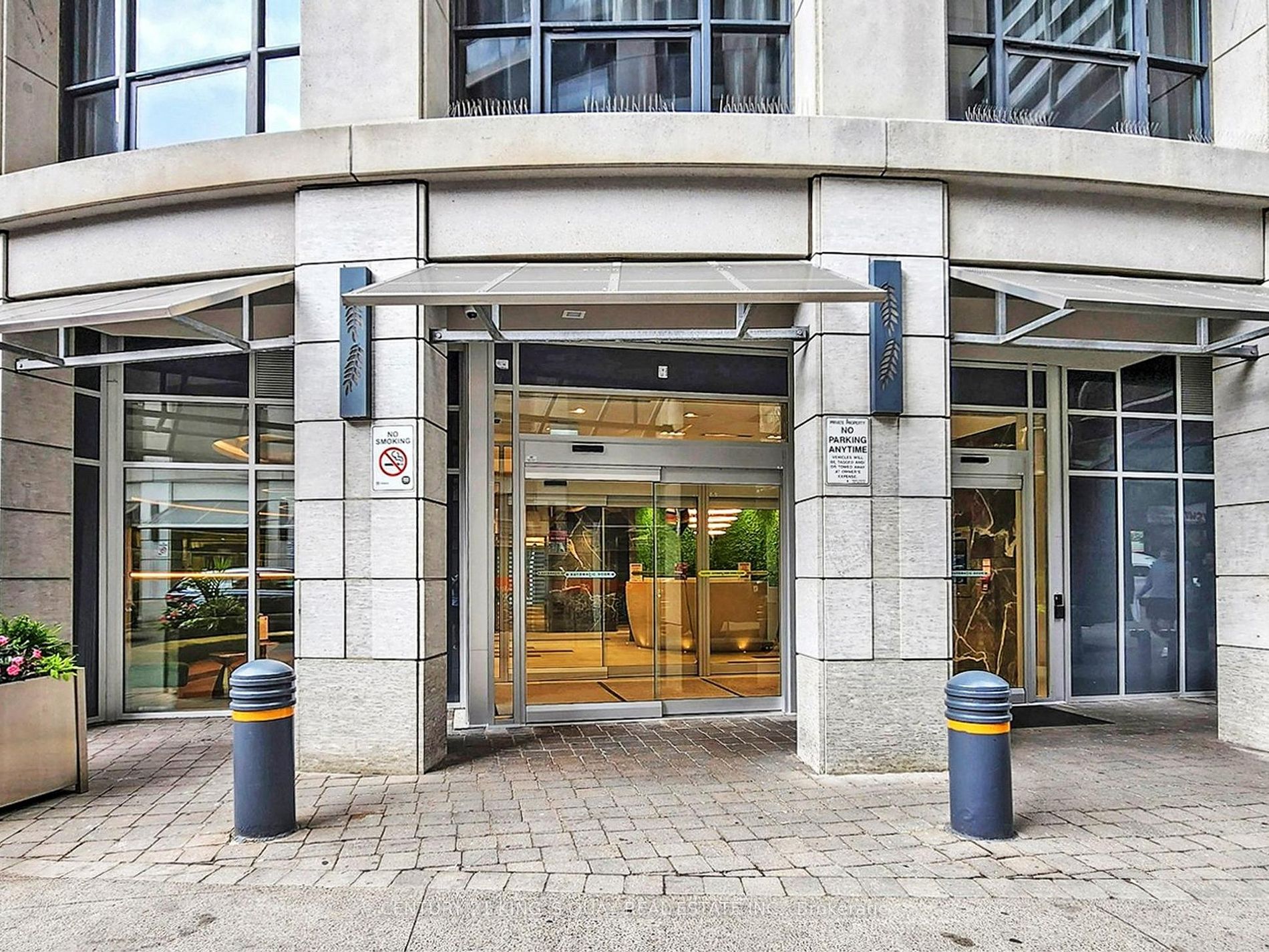 21 Carlton St, #1301
