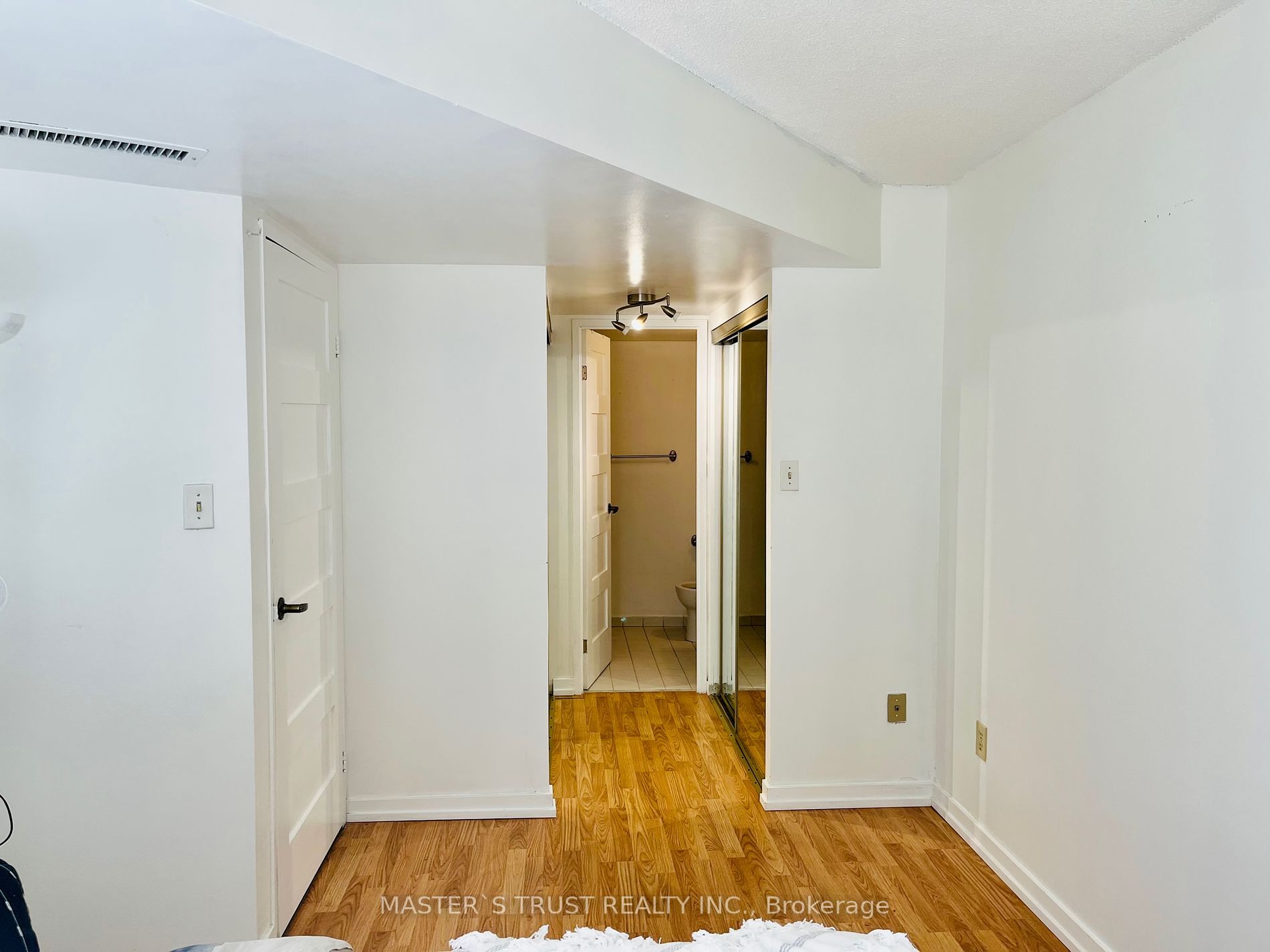 1001 Bay St, #406