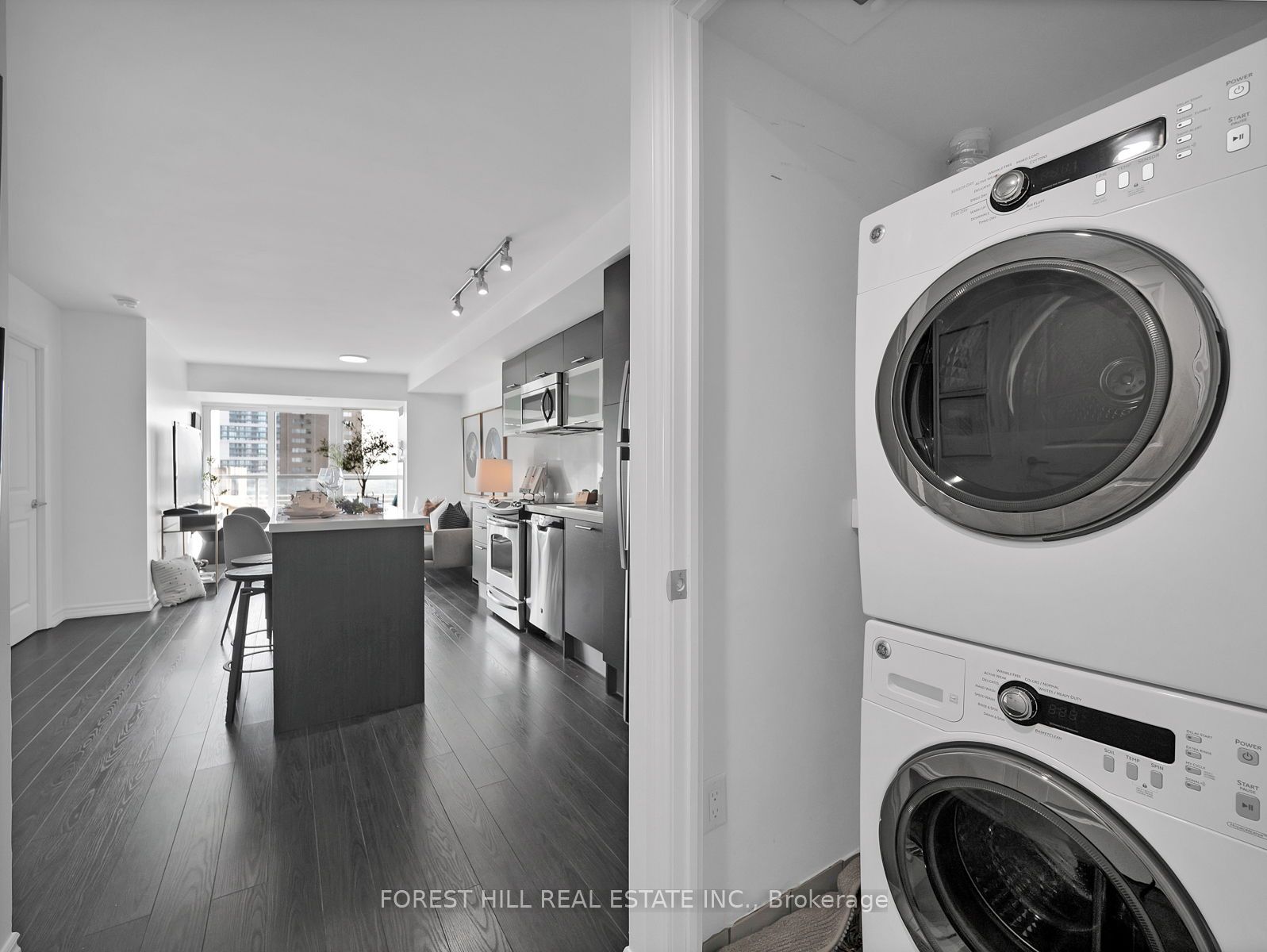386 Yonge St, #2105