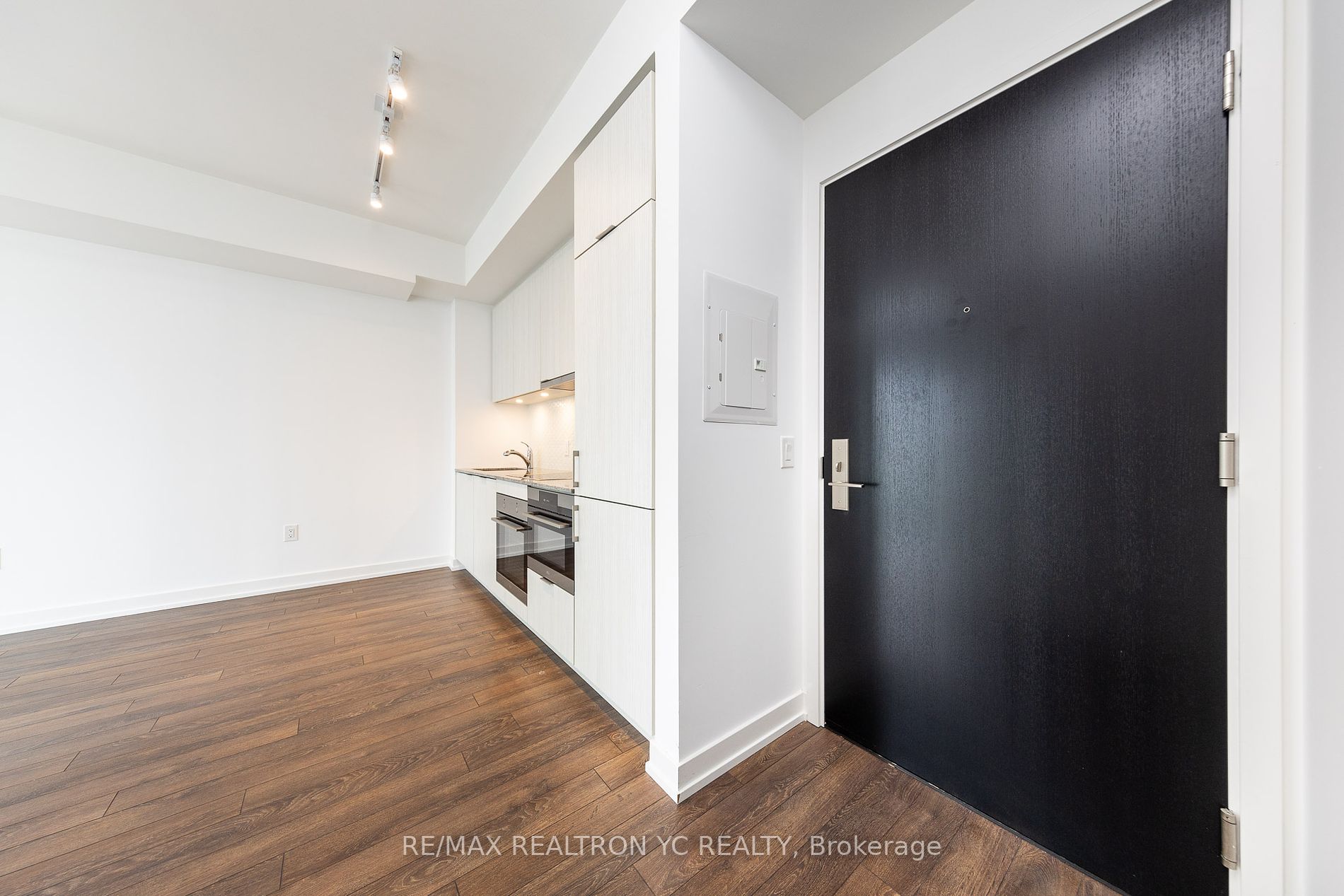 158 Front St E, #1616