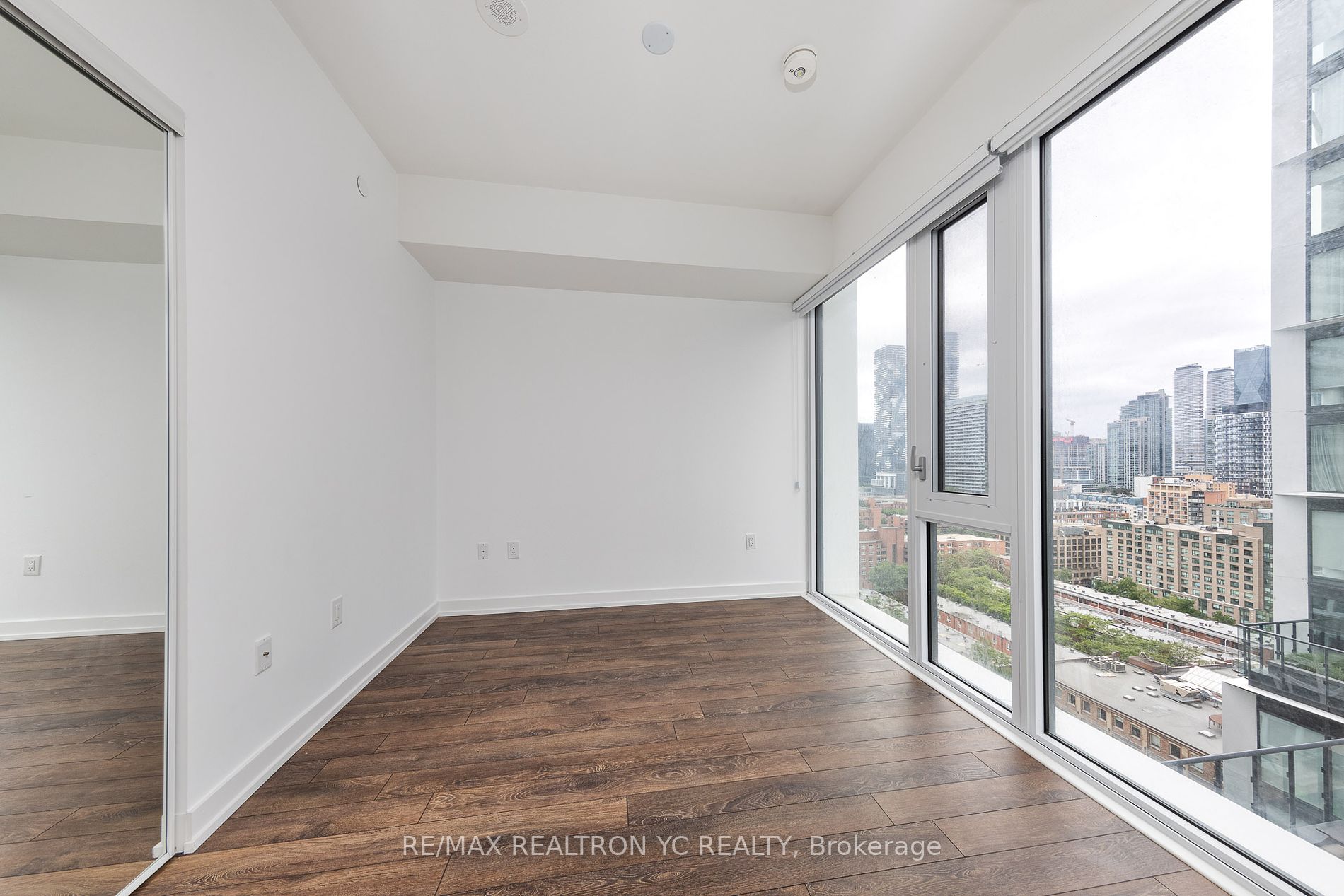 158 Front St E, #1616