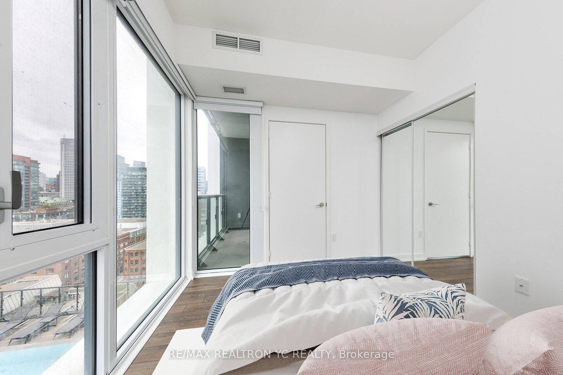 158 Front St E, #1616