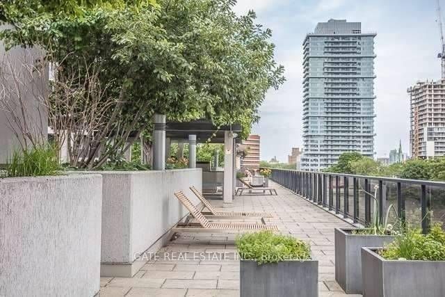 21 Carlton St, #1705