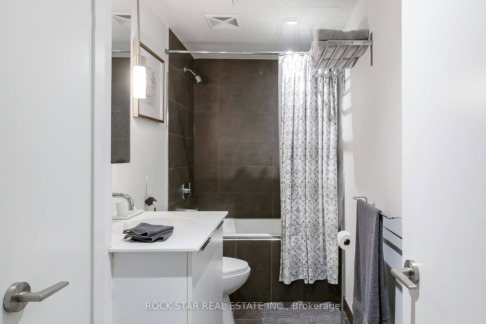 650 King Street W, #207