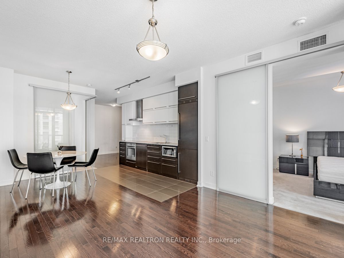 770 Bay Street, #1606