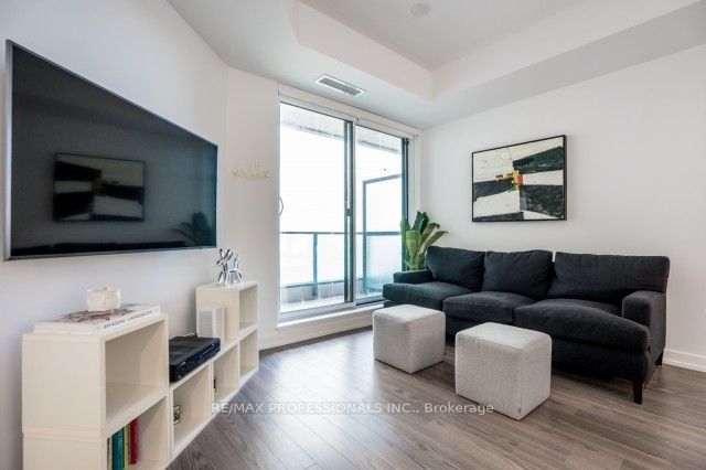 377 Madison Ave, #527