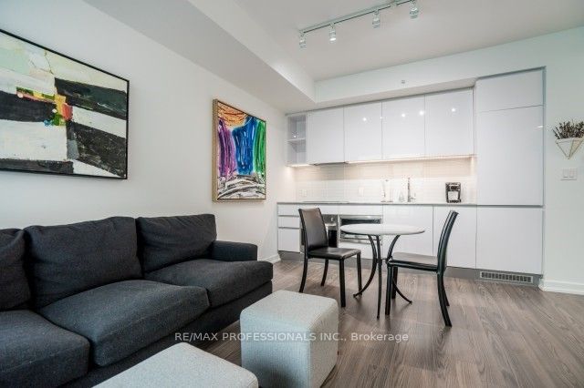 377 Madison Ave, #527