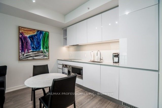 377 Madison Ave, #527