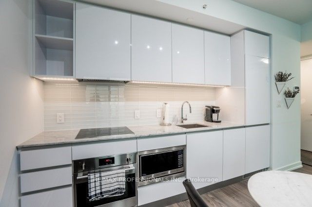 377 Madison Ave, #527