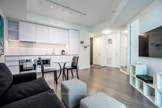 377 Madison Ave, #527