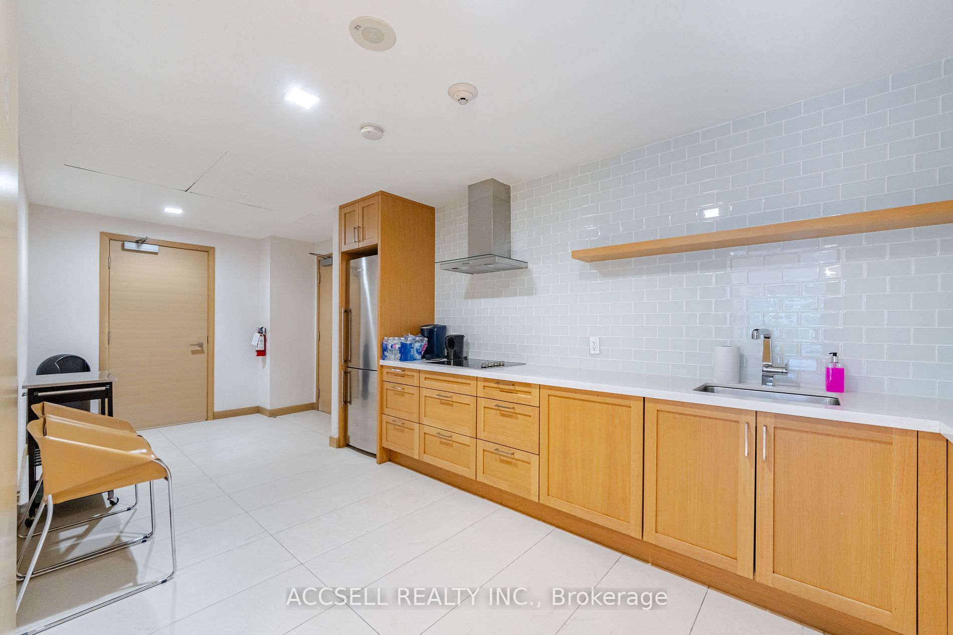 39 Queens Quay E #821