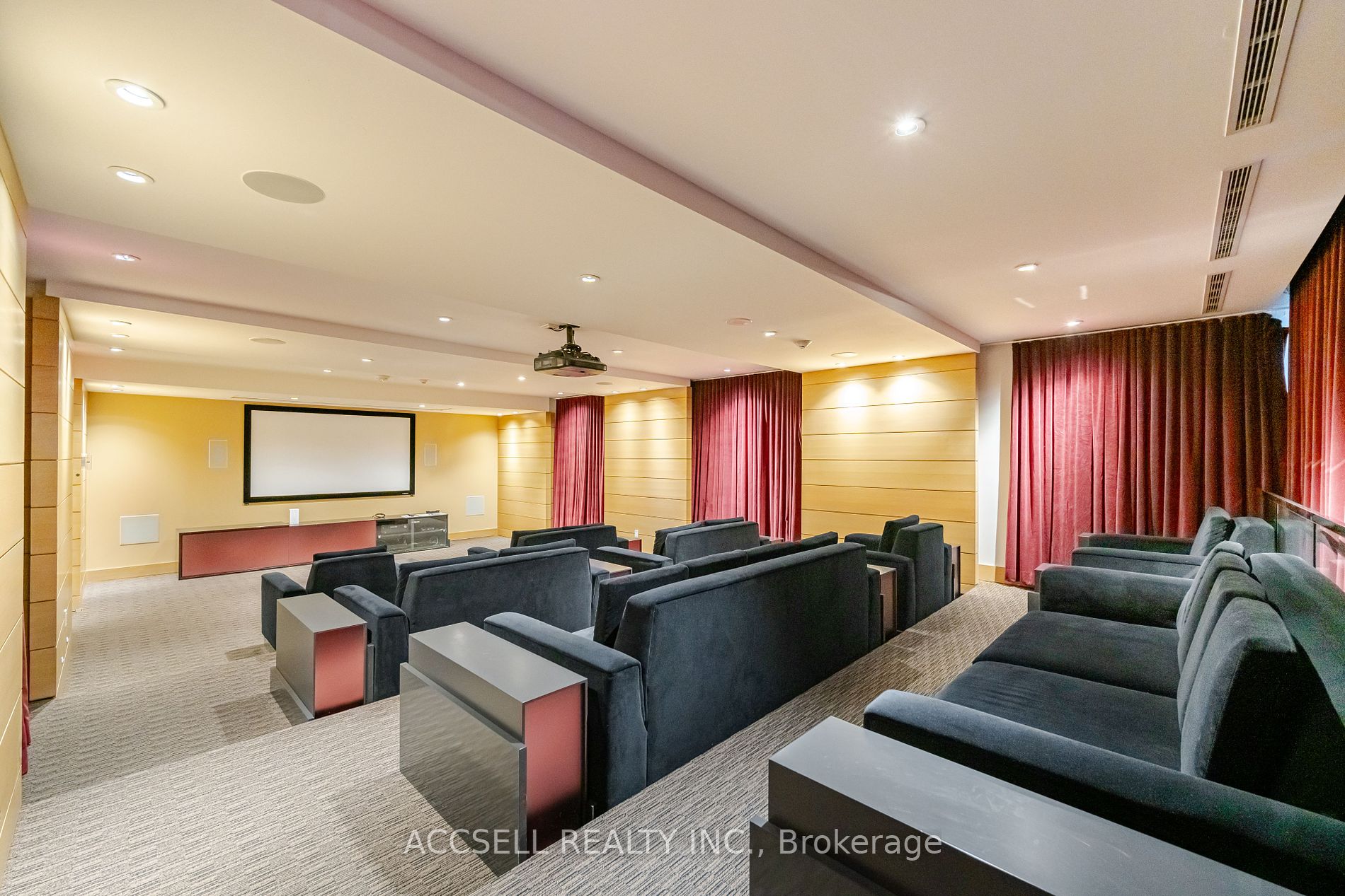 39 Queens Quay E #821