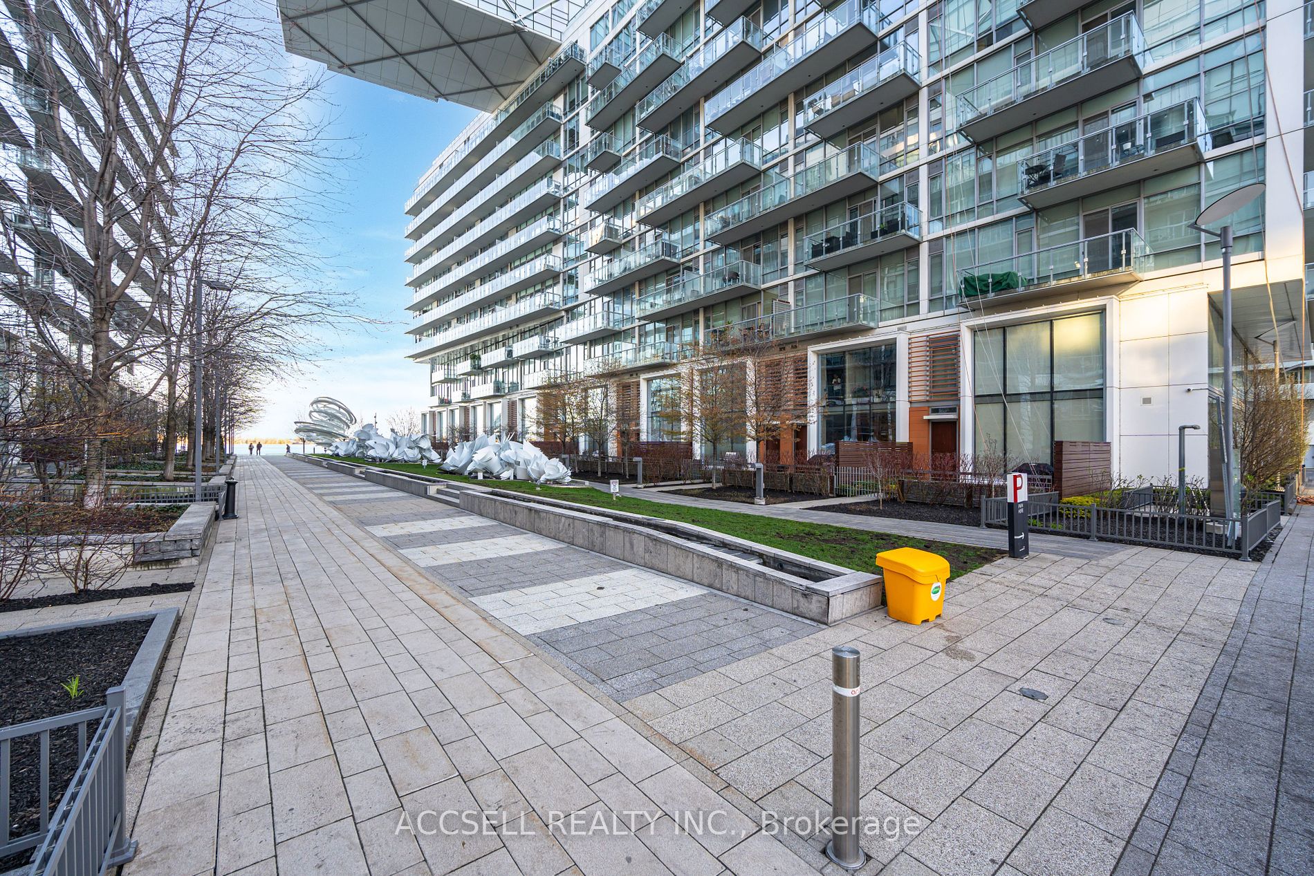 39 Queens Quay E #821