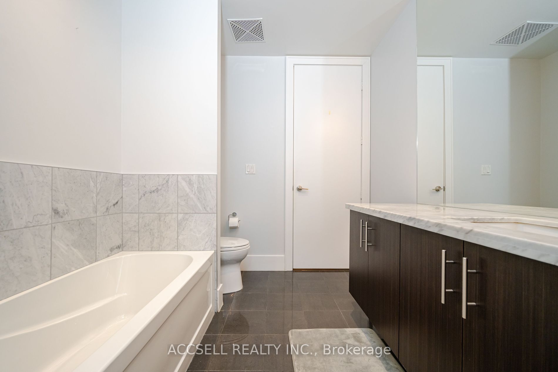39 Queens Quay E #821