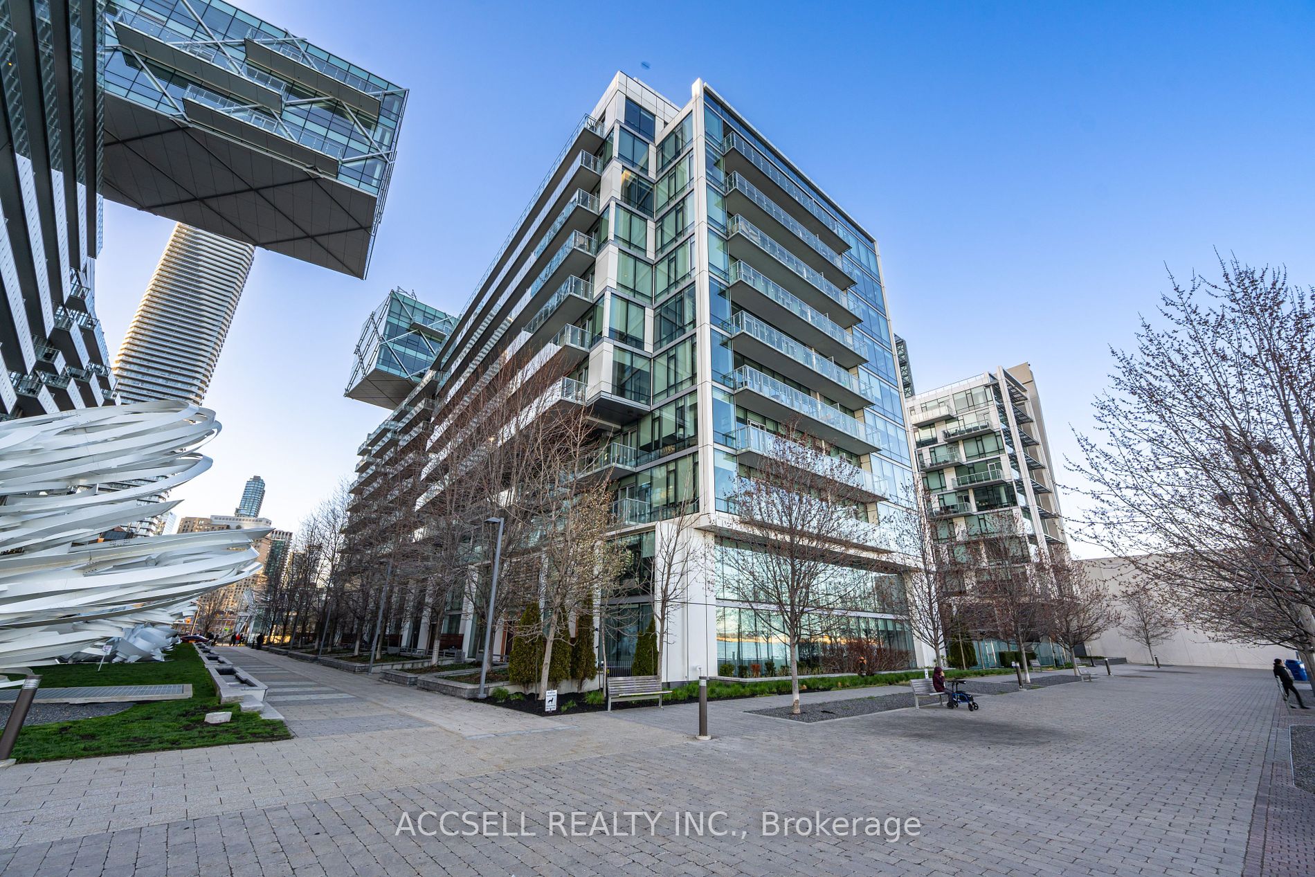 39 Queens Quay E #821