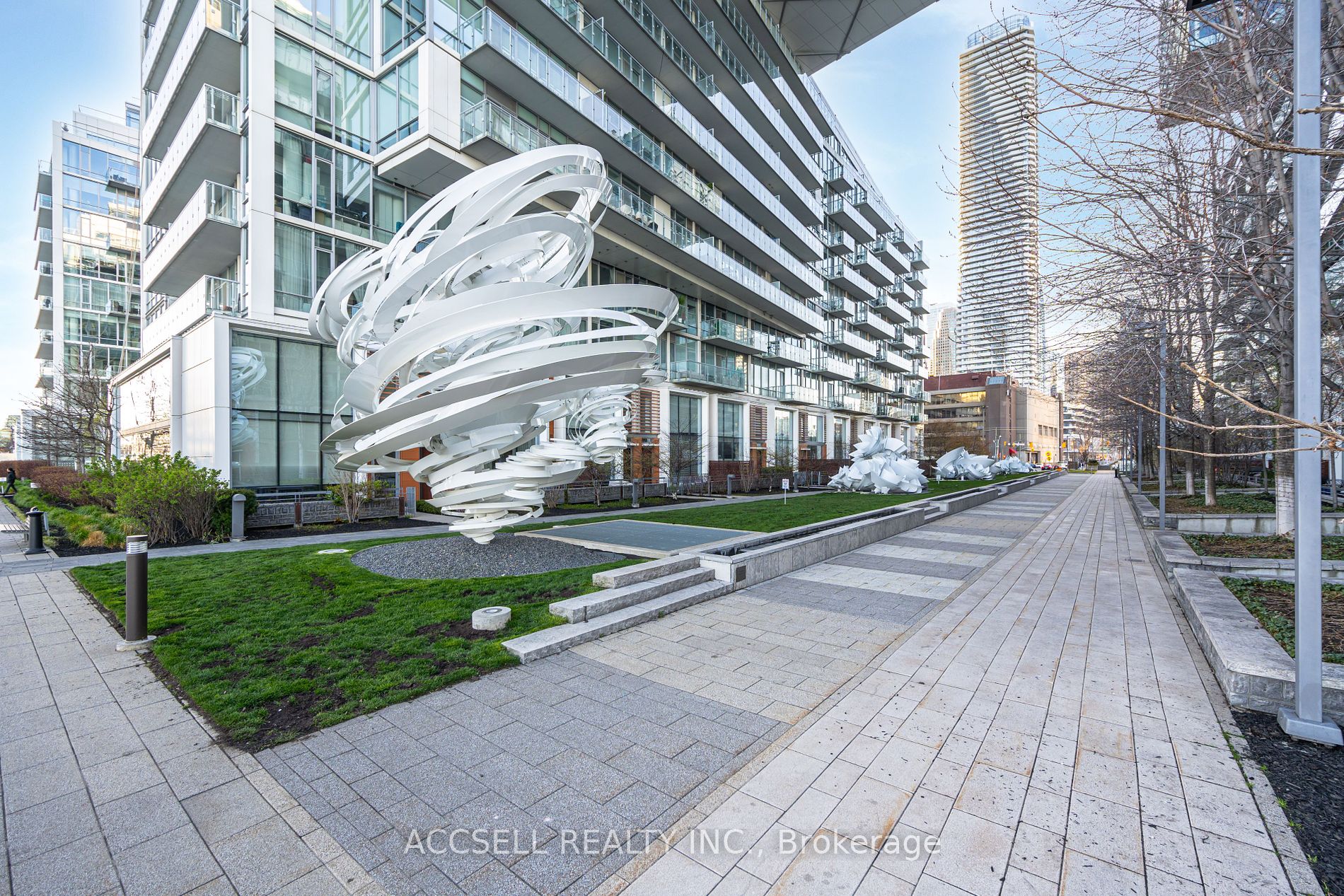 39 Queens Quay E #821