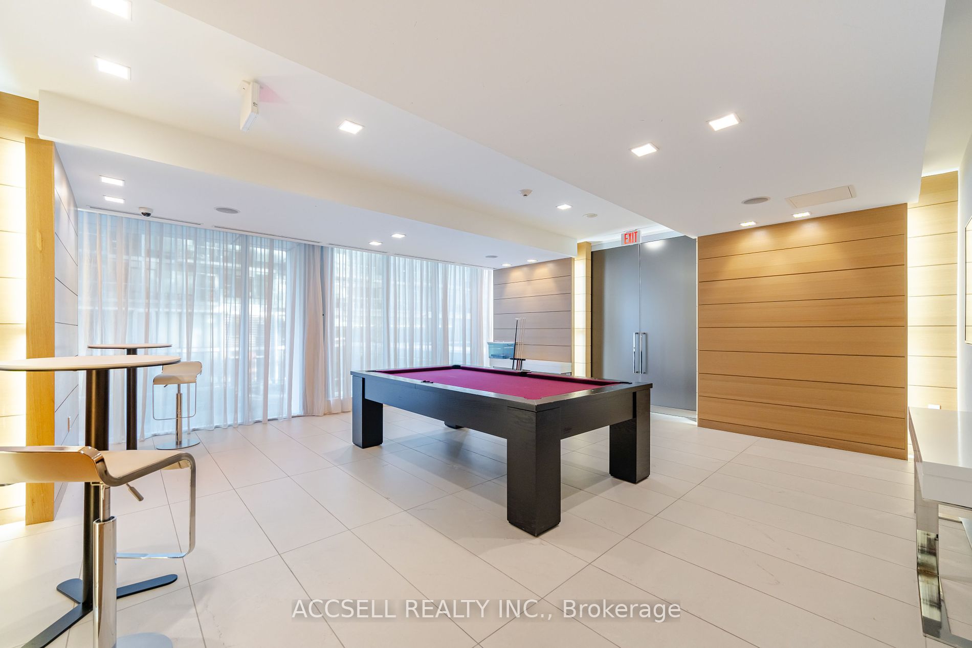 39 Queens Quay E #821
