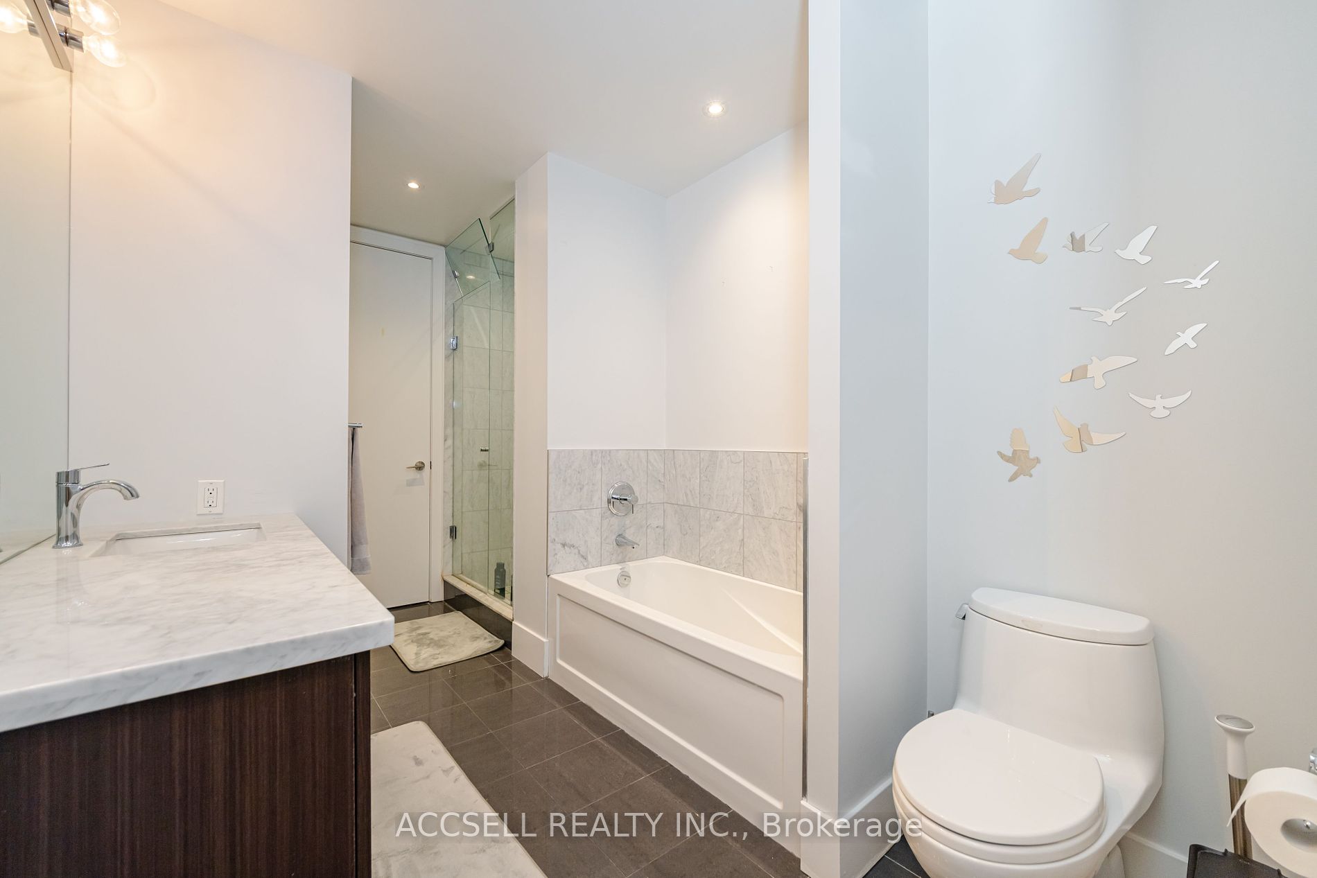 39 Queens Quay E #821