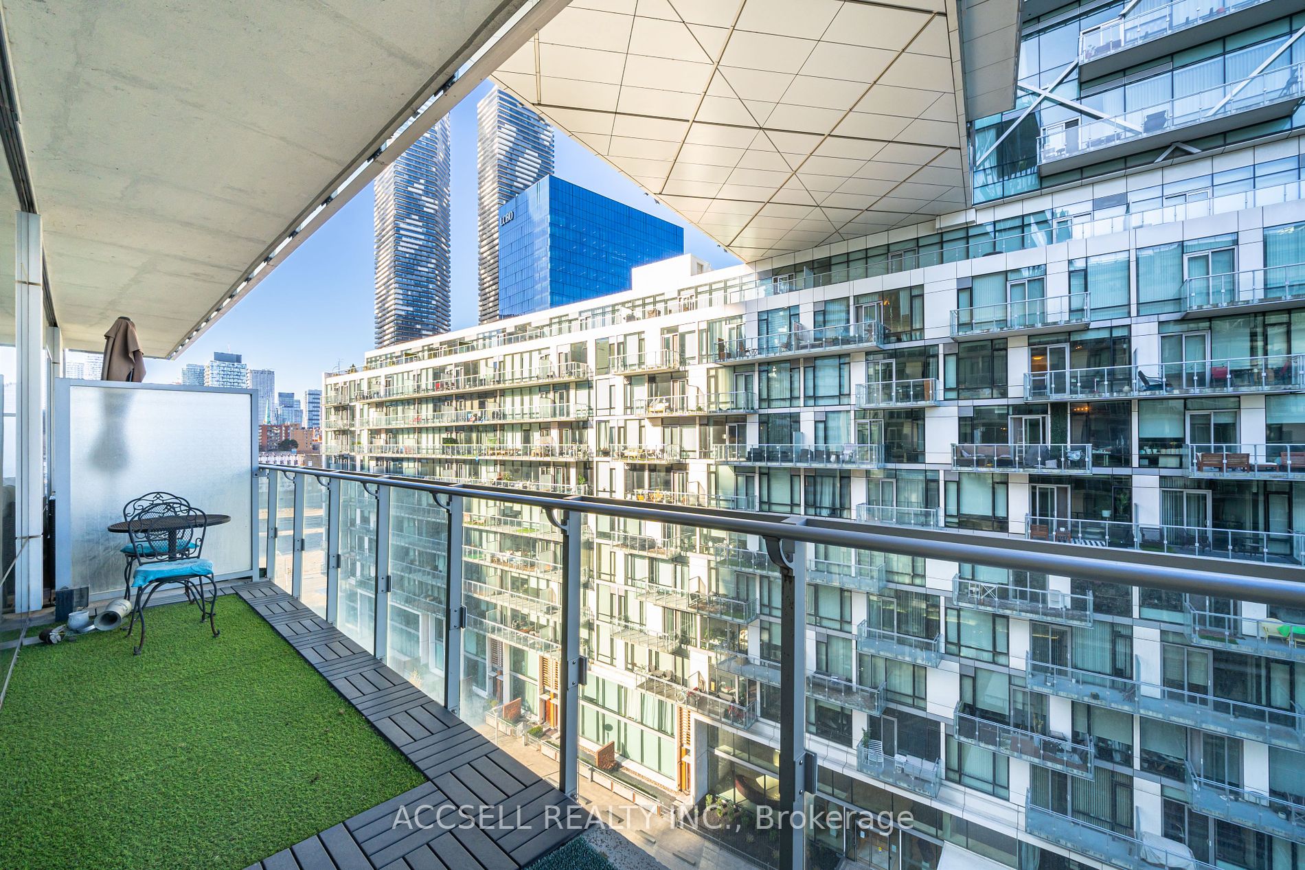 39 Queens Quay E #821